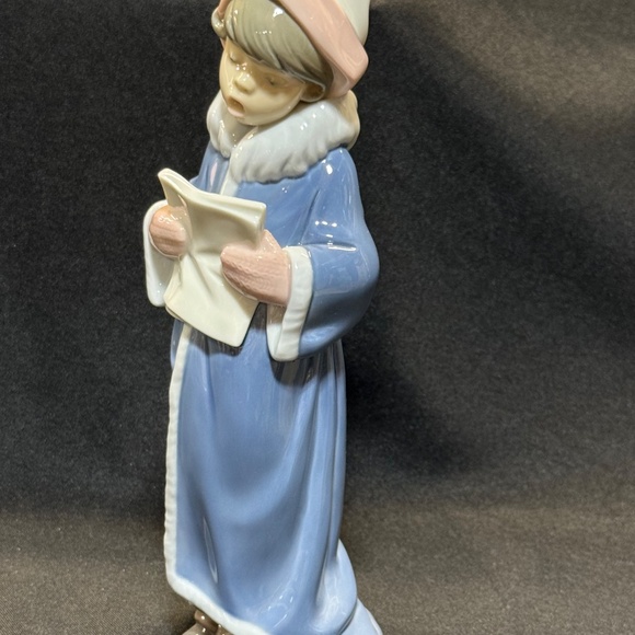 Lladro 6533 The Christmas Caroler 10" Blue & Pink Outfit Holding Sheet Music - Picture 9 of 10
